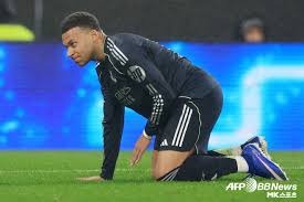 恩昆库加盟米兰后表现未达预期，面临舆论争议，需时间适应球队战术体系。